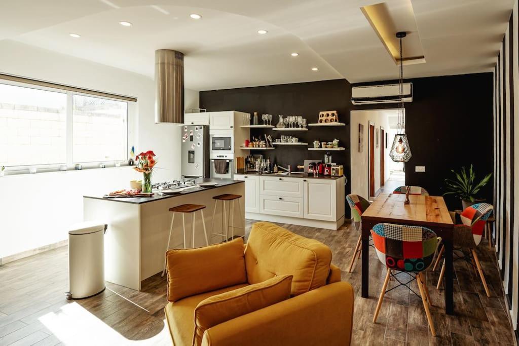 Luxury Designer Penthouse With Private Jacuzzi Apartment Слима Екстериор снимка